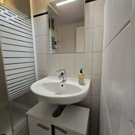 Familienwohnung 2 Zimmer, Kueche, Fuer 4 Personen נירנברג